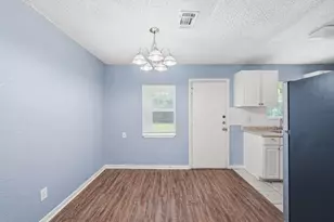 8146 Panay Dr, Houston, TX 77033 - Photo 10