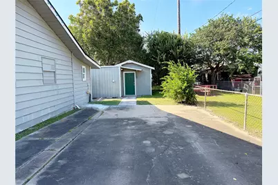 1302 N Avenue R, Freeport, TX 77541 - Photo 16