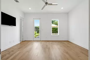 6022 Cottage Grove Lake Dr, Houston, TX 77007 - Photo 8