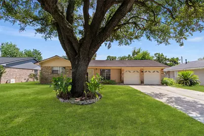 104 Talisman Street, Lake Jackson, TX 77566 - Photo 2