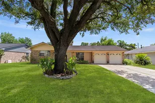 104 Talisman St, Lake Jackson, TX 77566 - Photo 2