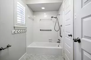 10323 Pine Forest Rd, Houston, TX 77042 - Photo 20