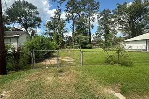 8213 Flintridge Dr, Houston, TX 77028 - Photo 2