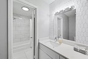 8211 Kingsbrook Rd, Houston, TX 77024 - Photo 16