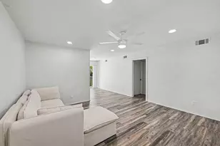 8211 Kingsbrook Rd, Houston, TX 77024 - Photo 6