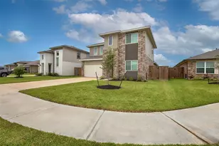 10610 Great Basin Dr, Rosharon, TX 77583 - Photo 2