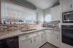 207 Easterly Dr, Tiki Island, TX 77554 - Photo 14