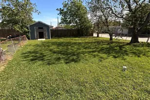 1102 W 10th St, Freeport, TX 77541 - Photo 10