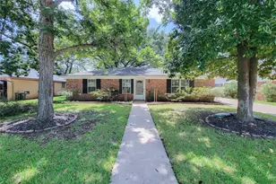 111 Azalea, Sugar Land, TX 77478 - Photo 2
