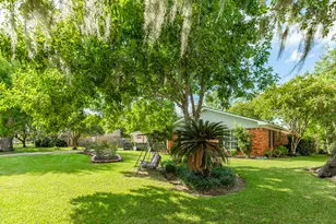 107 Hyacinth St, Lake Jackson, TX 77566 - Photo 8