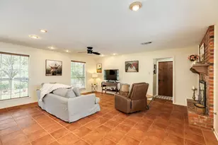 107 Hyacinth St, Lake Jackson, TX 77566 - Photo 2
