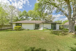 105 W Wildwinn Dr, Alvin, TX 77511 - Photo 34