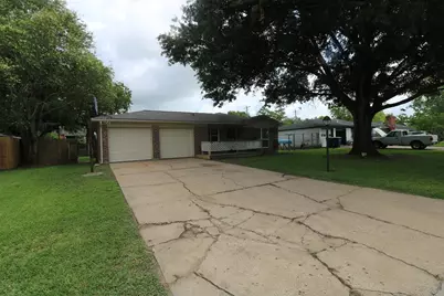 609 Circle Way, Alvin, TX 77511 - Photo 2
