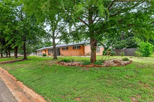 405 N Main St, Franklin, TX 77856 - Photo 2