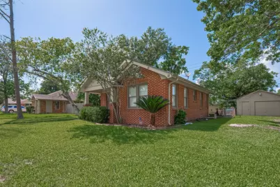 231 Lakeview Drive, Sugar Land, TX 77498 - Photo 2