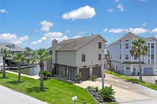 214 Easterly Dr, Tiki Island, TX 77554 - Photo 1