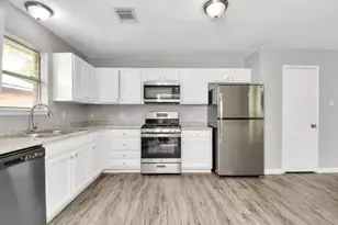8106 Claiborne St, Houston, TX 77078 - Photo 2