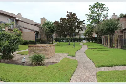 13319 Parkway Boulevard, Sugar Land, TX 77478 - Photo 4
