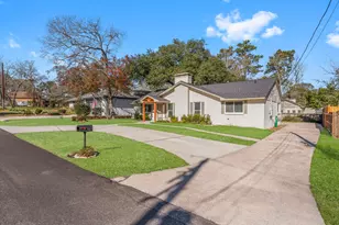 56 Greentree Ln, Conroe, TX 77304 - Photo 2