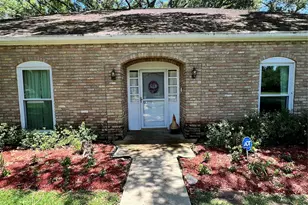 205 Hillcrest Dr, Alvin, TX 77511 - Photo 2