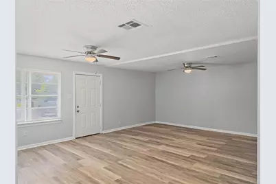 5427 Willow Glen Drive, Houston, TX 77033 - Photo 10
