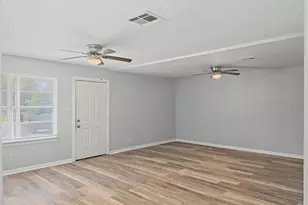 5427 Willow Glen Dr, Houston, TX 77033 - Photo 10