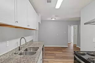 5427 Willow Glen Dr, Houston, TX 77033 - Photo 8