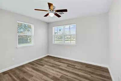 207 E Bernard Street, Clute, TX 77531 - Photo 18