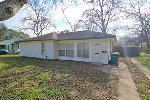 2705 S Crockett St, La Marque, TX 77568 - Photo 1