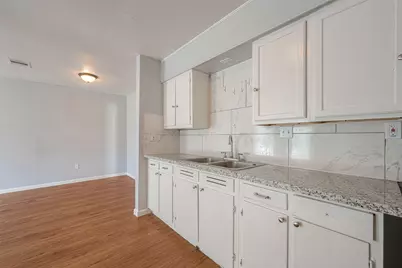 5619 Willow Glen Drive, Houston, TX 77033 - Photo 6