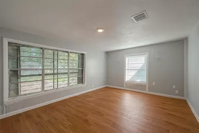 5619 Willow Glen Drive, Houston, TX 77033 - Photo 8