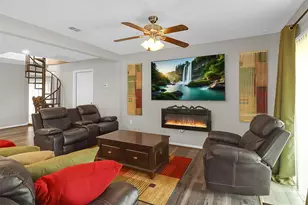 110 S 9th St, Highlands, TX 77562 - Photo 4