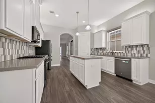 9 W Oaks Dr, Houston, TX 77058 - Photo 18