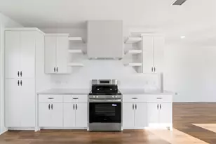 214 S Y St, La Porte, TX 77571 - Photo 2