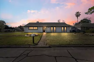 16930 Stardale Ln, Friendswood, TX 77546 - Photo 1