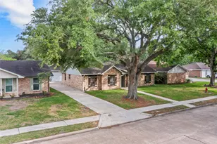 707 Briargrove Dr, Alvin, TX 77511 - Photo 22