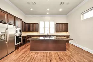 210 E 28th St, Houston, TX 77008 - Photo 4