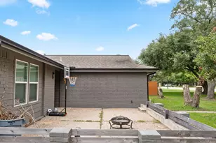 910 7th St, Bay City, TX 77414 - Photo 2