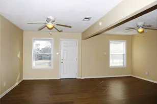 520 McKee St, Clute, TX 77531 - Photo 4