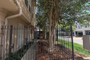 5302 Blossom St, Houston, TX 77007 - Photo 2