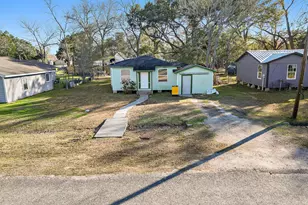 506 Trinity, Anahuac, TX 77514 - Photo 1