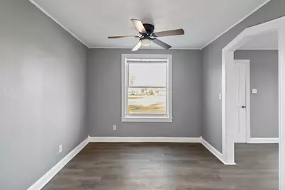 506 Trinity, Anahuac, TX 77514 - Photo 6