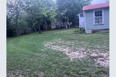 1121 N College Street, Gonzales, TX 78629 - Photo 4