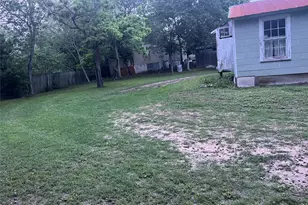 1121 N College St, Gonzales, TX 78629 - Photo 4