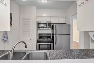1800 Stoney Brook Dr, Houston, TX 77063 - Photo 12