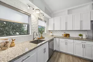402 Tuam St, Houston, TX 77006 - Photo 16