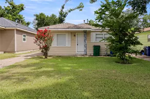 604 W Peach St, Angleton, TX 77515 - Photo 2