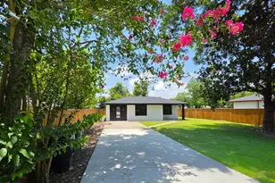 906 Dewalt St, Houston, TX 77088 - Photo 2