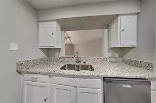 26 Pinewood Forest Ct, The Woodlands, TX 77381 - Photo 4