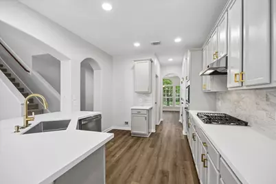 9127 Stoneleigh Drive, Sugar Land, TX 77479 - Photo 2